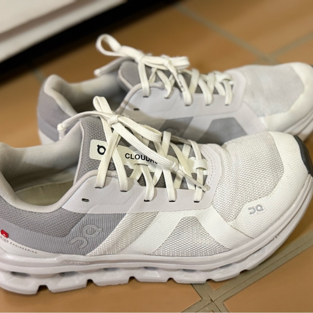 Women’s on cloud 
Size 8.5 
Gray & white